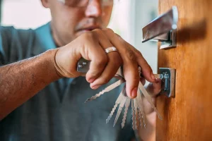 how to lockpick a door